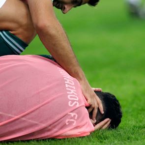 Το βίντεο με τον Χουάνκαρ να πέφτει στο έδαφος από την κροτίδα στο γήπεδο