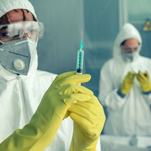 4 πράγματα που γνωρίζουμε για το εμβόλιο της Οξφόρδης