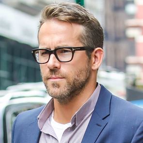 Ο Ryan Reynolds δείχνει πως φοριέται το κοστούμι της δουλειάς το Σαββατοκύριακο