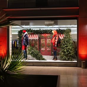 Μood Χριστουγέννων στο Eponymo στη Γλυφάδα: Walking in a window Wonderland