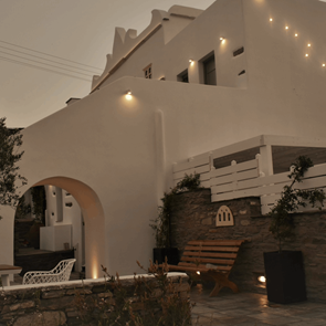 Ένα αρχοντικό 220 ετών στην Τήνο μεταμορφώνεται σε υπέροχο <em>ξενοδοχείο</em>