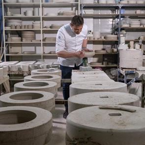 Ο σεφ που φτιάχνει μόνος του (και) τα πιάτα