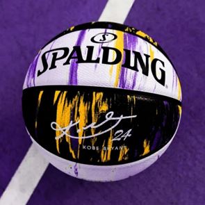 Η συλλεκτική μπάλα μπάσκετ της Spalding για τον Kobe Bryant