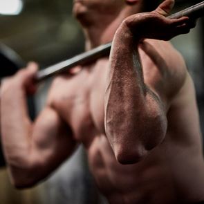 6 ασκήσεις για να κερδίσεις μυς και να χάσεις λίπος γρήγορα