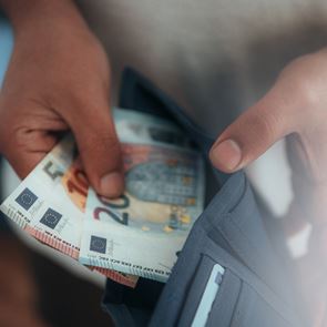 Τρικς για να μην ξεμένεις από λεφτά από την αρχή του μήνα