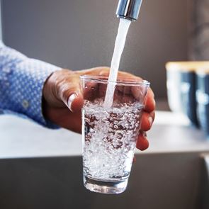 Τα σημάδια που &#39;μαρτυρούν&#39; πως δεν πίνεις αρκετό νερό