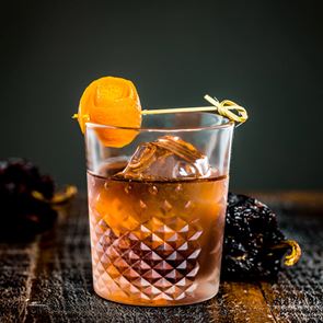 Πώς θα φτιάξεις 4 παραλλαγές του Old Fashioned με ρούμι