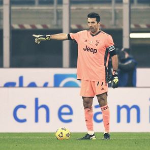 Gianluigi Buffon, υποστολή σημαίας