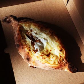 Khachapuri, το αριστουργηματικό πεϊνιρλί της Γεωργίας