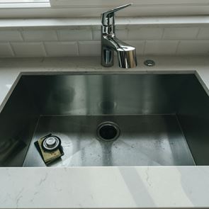 Το κόλπο για να αποφύγεις τις δυσάρεστες μυρωδιές στο σπίτι, όταν επιστρέφεις απ&#39; τις διακοπές