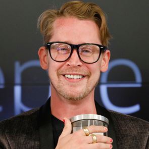 H απίστευτη ομοιότητα του Macaulay Culkin με τον γιο