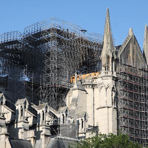 Η Παναγία των Παρισίων θα χτιστεί όπως ήταν πριν καεί