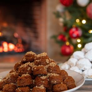 Μελομακάρονο, κουραμπιές ή δίπλες; Ποιο γλυκό είναι πιο υγιεινό