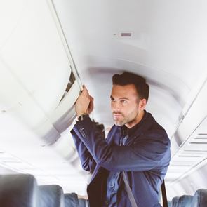 Κι όμως, η πιο ασφαλής θέση στο αεροπλάνο είναι αυτή που σπάνια επιλέγεις