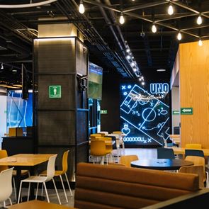 Απολαμβάνοντας burger στο εστιατόριο των πρωταθλητών