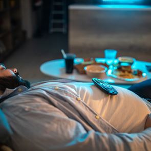 Σε παίρνει ο ύπνος μπροστά στην τηλεόραση; Δες πώς να το κάνεις σωστά