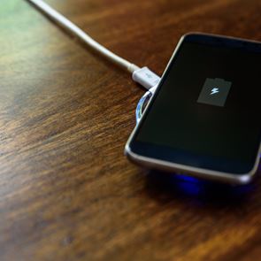 Το επόμενο iPhone θα φορτίζει ασύρματα όλα τα υπόλοιπα iPhones