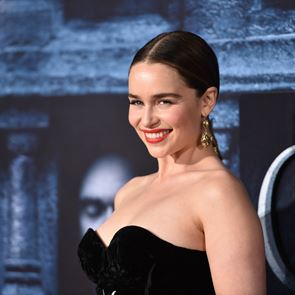Η αυτοκρατορική γοητεία της Emilia Clarke