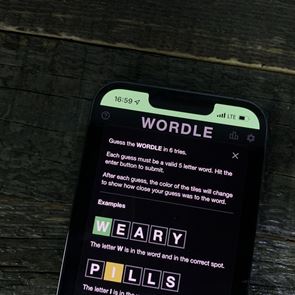 Τι είναι το Wordle με το οποίο έχει κολλήσει όλο το ίντερνετ