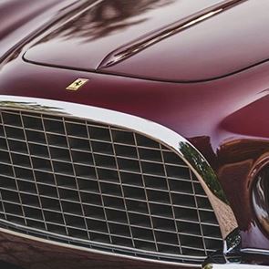 Λίγα αυτοκίνητα πλησιάζουν τη Ferrari 375 America