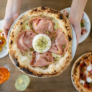 Η Lucinda σε βγάζει για πίτσα στον Χολαργό