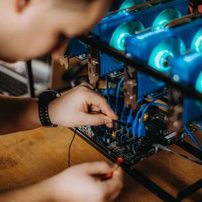 Νοίκιασαν Airbnb για παραγωγή κρυπτονομισμάτων- Τρελάθηκε&#39; η ιδιοκτήτρια με τον λογαριασμό ρεύματος