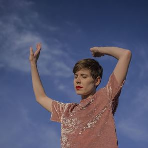 Η Ματίνα Θρουμουλοπούλου γυρίζει πίσω τον χρόνο με τις φουτουριστικές της γραμματοσειρές