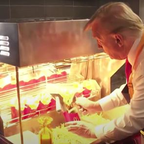 Ο Donald Trump σερβίρει τηγανητές πατάτες στην τοποθεσία McDonald&#39;s (video