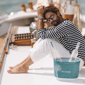 Στις Σπέτσες με τη Belvedere και τον Γιώργο Καράβα