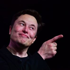 Η <em>Tesla</em> εκτινάσσει την περιουσία του Elon Musk στα 100 δισ.