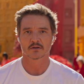 Τα AirPods 4 βοηθούν τον Pedro Pascal να ξεπεράσει έναν χωρισμό