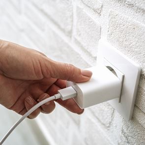 Προσοχή: Ανακαλείται φορτιστής για κινητά λόγω κινδύνου φωτιάς