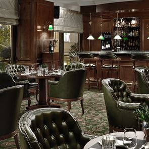 Η μητροπολιτική γοητεία του Explorer’s Bar Bistro