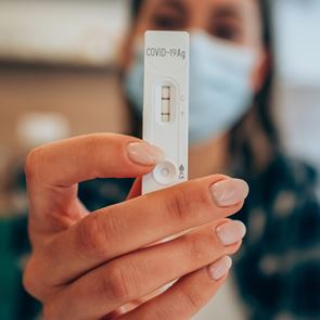 Κορονοϊός: Στο &quot;κόκκινο&quot; με 15.498 νέα κρούσματα