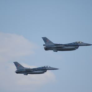 Η Βρετανία &#39;εξετάζει&#39; την αποστολή μαχητικών στην Ουκρανία