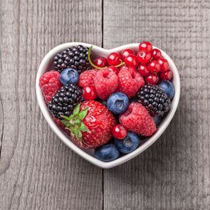 Όλα τα οφέλη των κόκκινων φρούτων που δεν πρέπει να αγνοείς