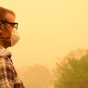 Πώς να προστατευτείς από την εισπνοή καπνού από τις πυρκαγιές, σύμφωνα με τους ειδικούς