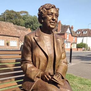 Άγαλμα της Agatha Christie στην πόλη, στην οποία έζησε για 42 χρόνια