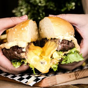 Juicy Lucy, ίσως το θρυλικότερο αμερικάνικο &lt;em>burger&lt;/em>