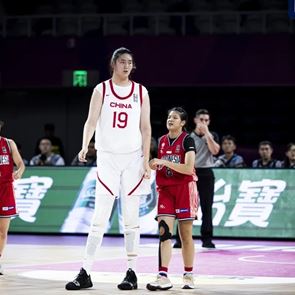 Zhang Ziyu, η 16χρονη μπασκετμπολίστρια με 2,20 μ. ύψος και μπόλικο ταλέντο