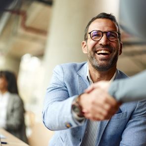 Πώς πρέπει να αντιδράς σε ένα κομπλιμέντο, σύμφωνα με τους ειδικούς