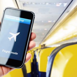 Γιατί πρέπει να βάζουμε το κινητό σε &#39;λειτουργία πτήσης&#39; και εκτός αεροπλάνου