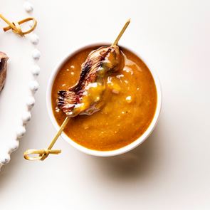 Εναλλακτικό Πάσχα με σουβλάκι αρνί