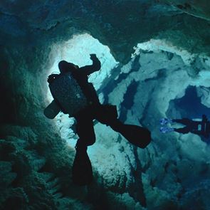 Underwonder, η νέα σειρά ντοκιμαντέρ της Cosmote TV 'βουτά' στα υποβρύχια σπήλαια της Ελλάδας