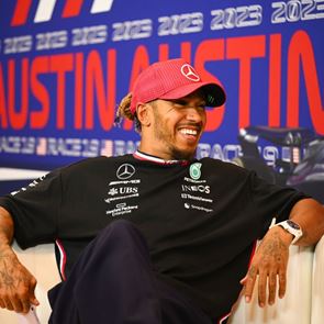 Ξέρουμε ήδη πόσα χρήματα θα παίρνει ο Lewis Hamilton εξαιτίας της Ferrari