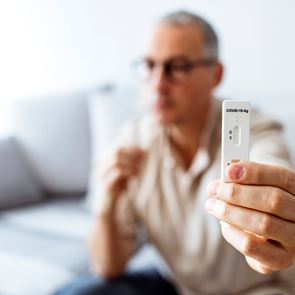 Τι ισχύει με τα ψευδώς θετικά rapid tests