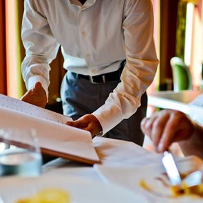 Πώς μπορεί να σε ξεγελάσει ένα εστιατόριο ώστε να δώσεις περισσότερα χρήματα