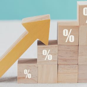 Η &#39;τρελή&#39; κούρσα του πληθωρισμού στην &lt;em>Ελλάδα&lt;/em>