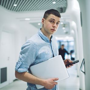 Χάσμα επικοινωνίας στη δουλειά: Γιατί οι 30άρηδες δεν μιλούν με τους 50άρηδες, σύμφωνα με έρευνα