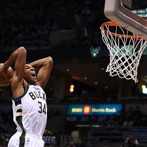 Ο Γιάννης Αντετοκούνμπο διαδηλώνει και ζητά αλλαγή